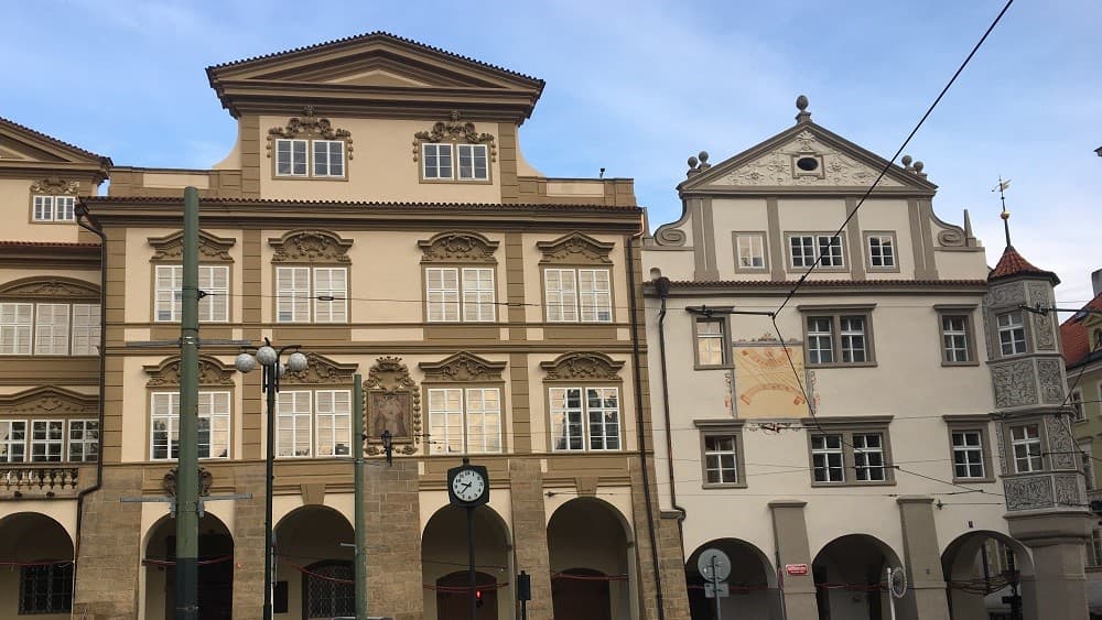Paláce Parlamentu ČR na Malé Straně v Praze – restaurovány v letech 2019–2022 tradiční vápennou fasádní barvou HERBOL MINERALFARBE.