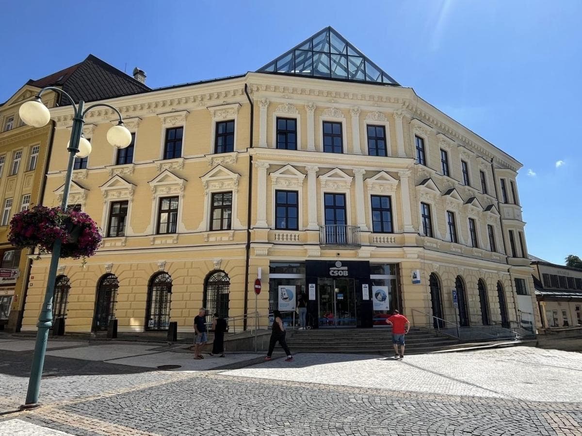 Banka v centru Jablonce září v novém kabátě díky silikátové fasádní barvě Herbol Silikat FassadenFinish (Jablonec nad Nisou, 2025).